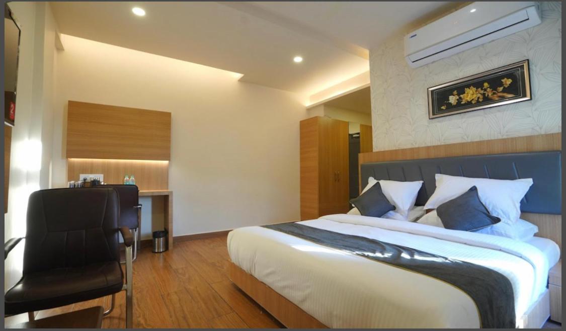 Kvp Golden Inn تيروباتي المظهر الخارجي الصورة