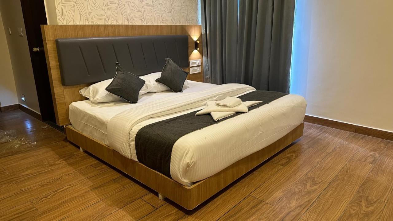 Kvp Golden Inn تيروباتي المظهر الخارجي الصورة
