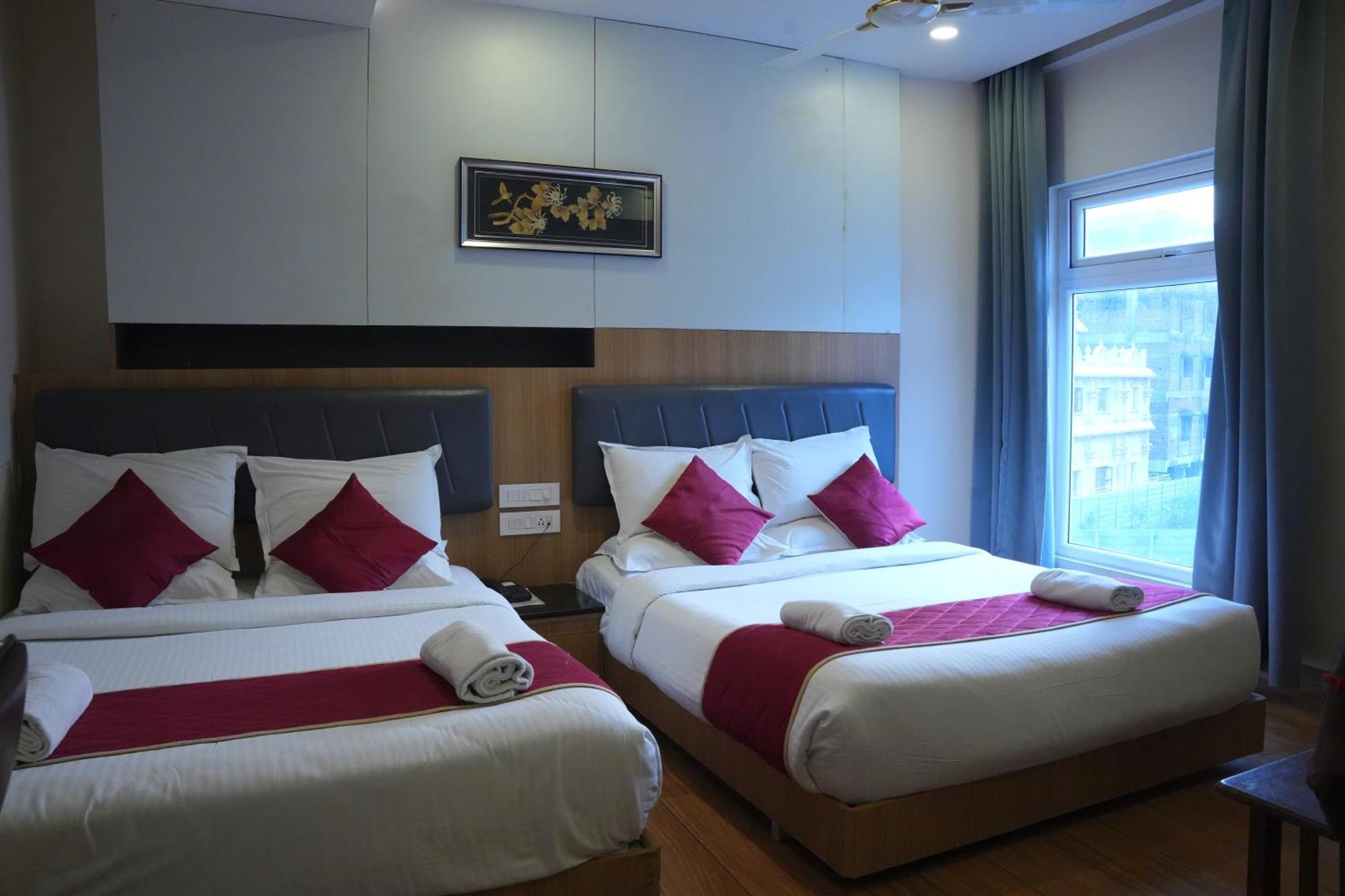 Kvp Golden Inn تيروباتي المظهر الخارجي الصورة