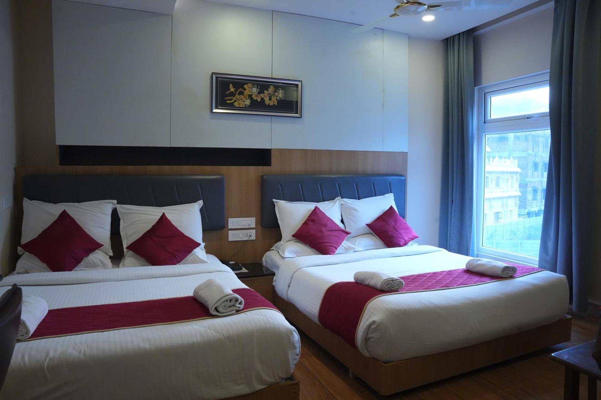 Kvp Golden Inn تيروباتي المظهر الخارجي الصورة