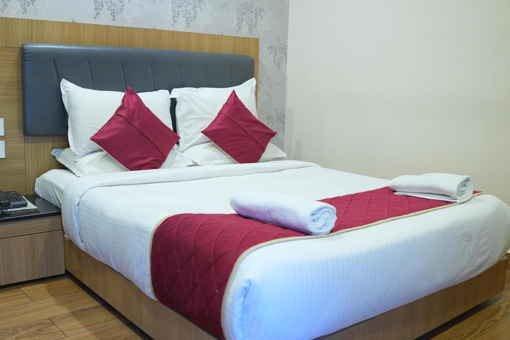Kvp Golden Inn تيروباتي المظهر الخارجي الصورة