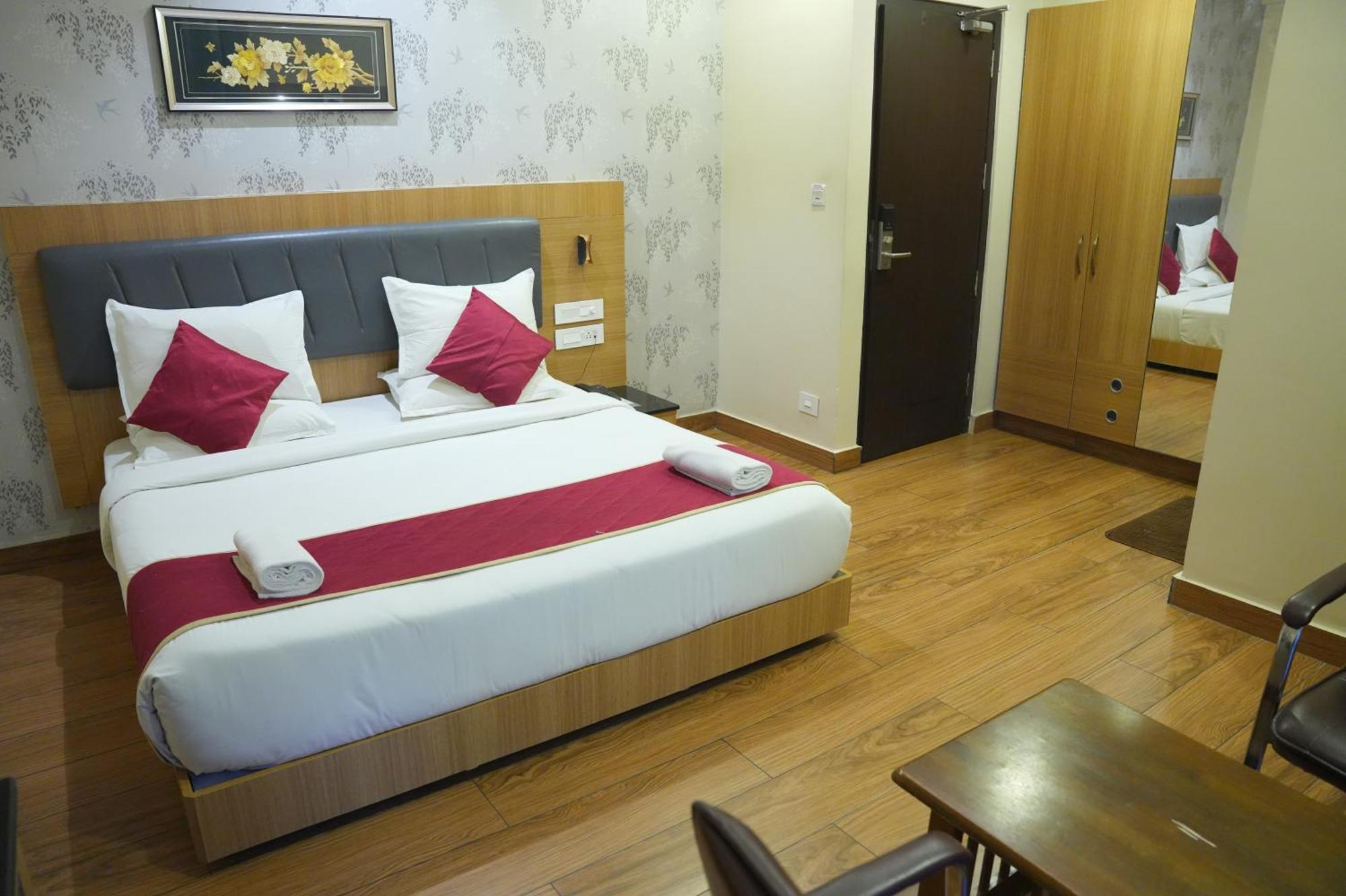 Kvp Golden Inn تيروباتي المظهر الخارجي الصورة