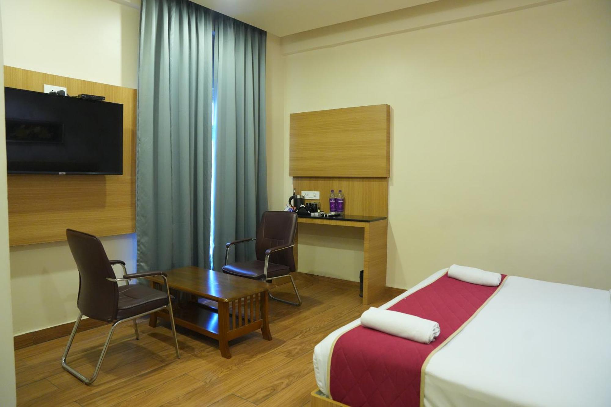 Kvp Golden Inn تيروباتي المظهر الخارجي الصورة
