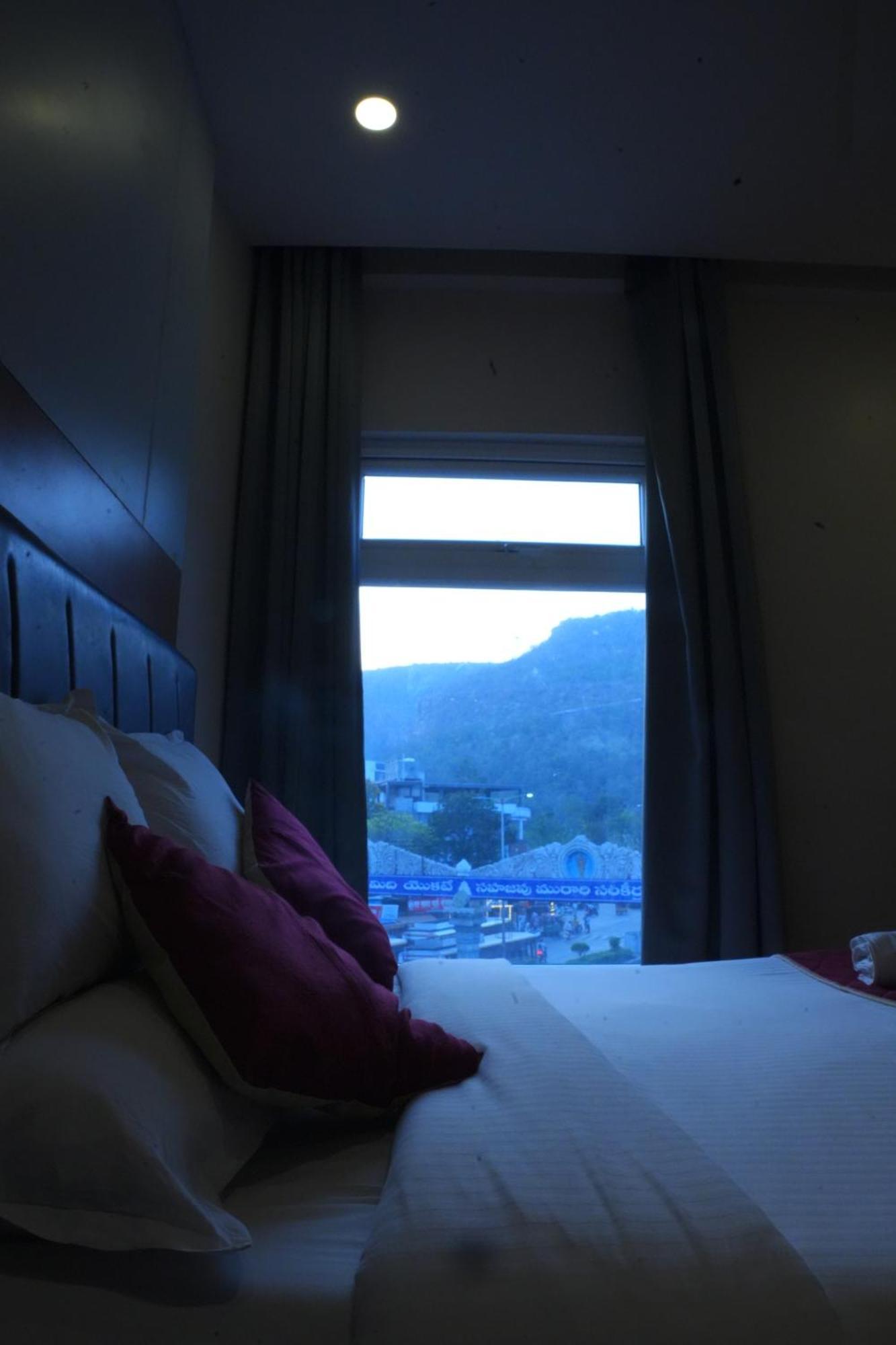 Kvp Golden Inn تيروباتي المظهر الخارجي الصورة