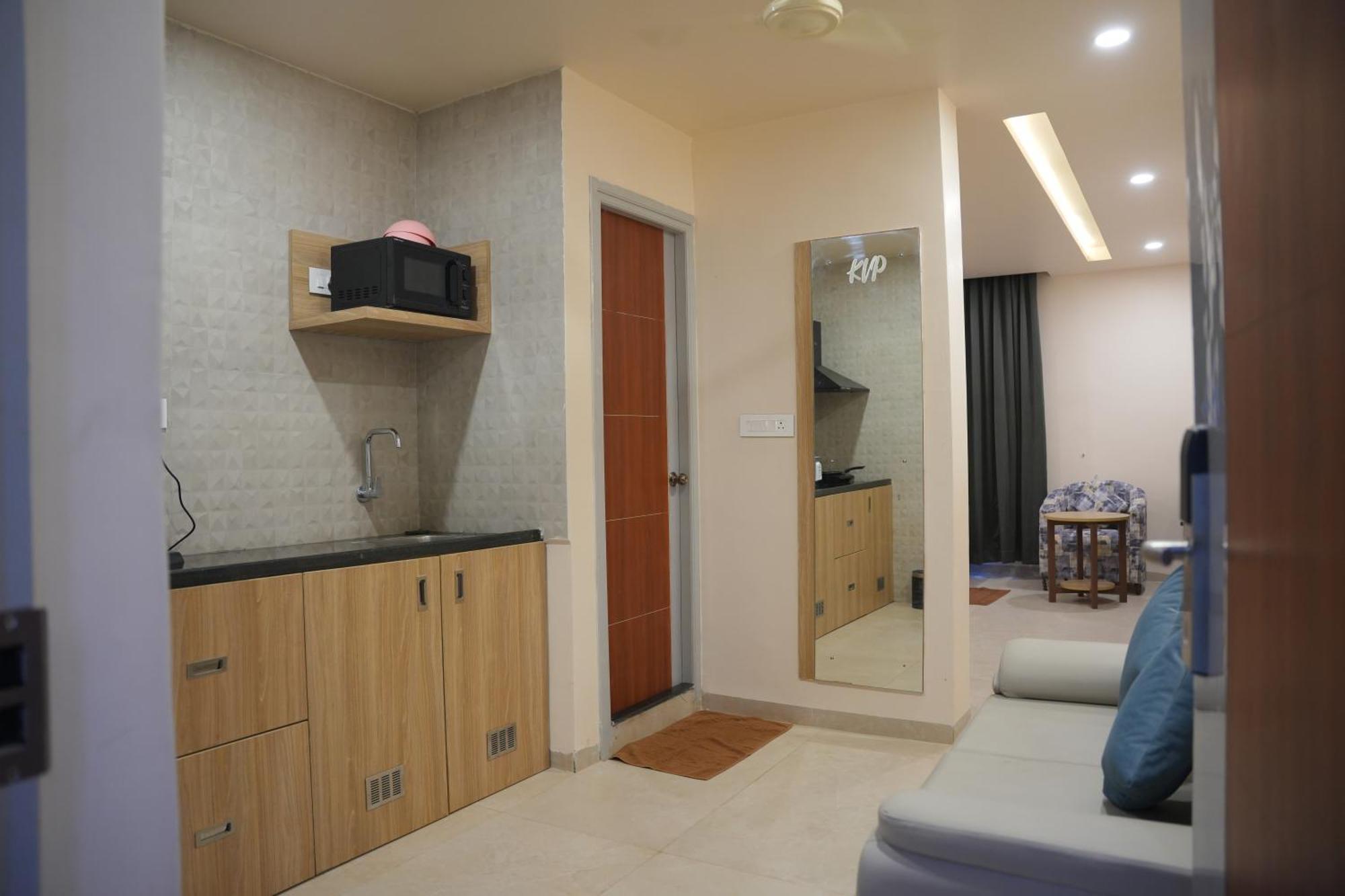 Kvp Golden Inn تيروباتي المظهر الخارجي الصورة