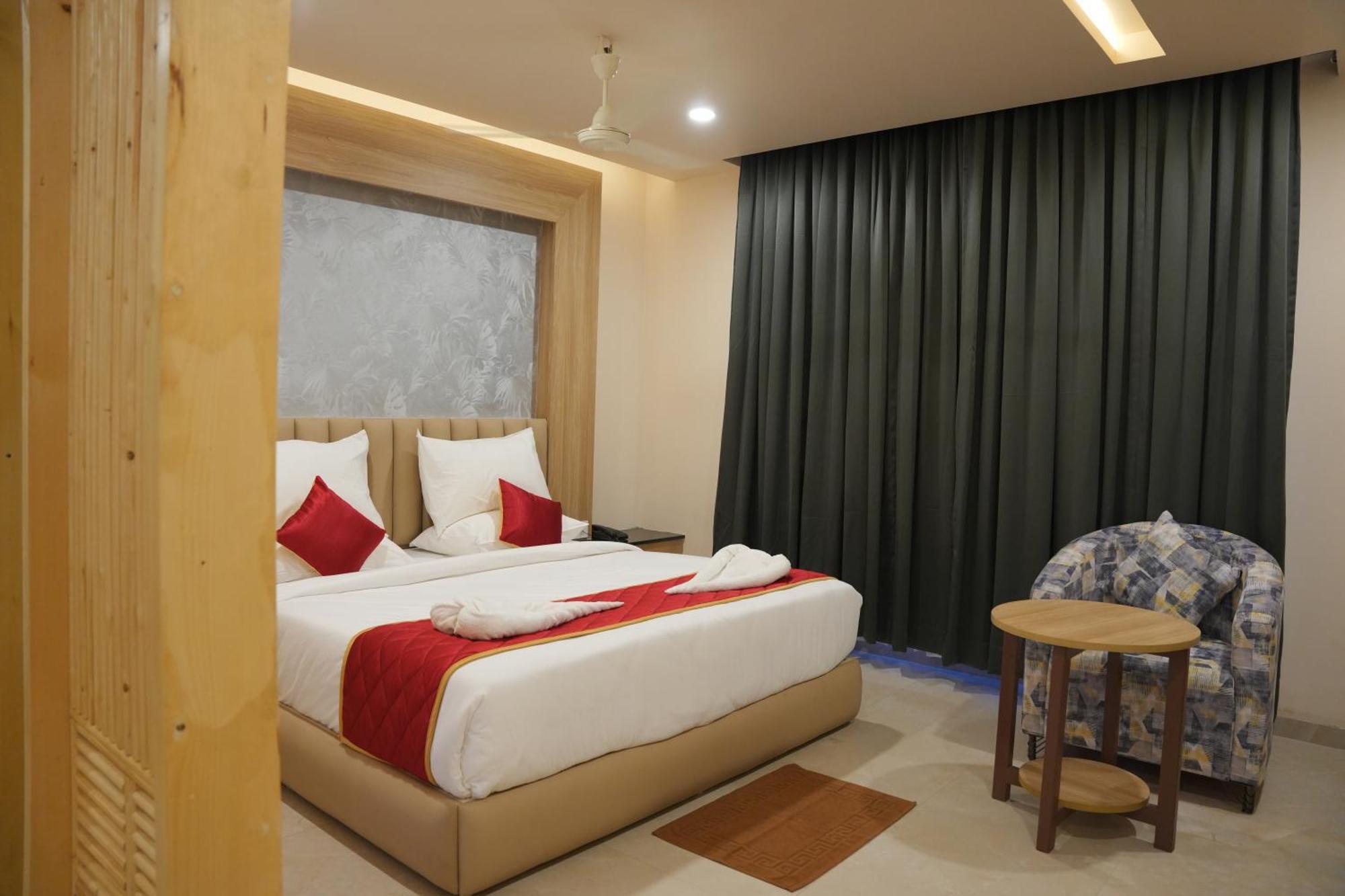 Kvp Golden Inn تيروباتي المظهر الخارجي الصورة