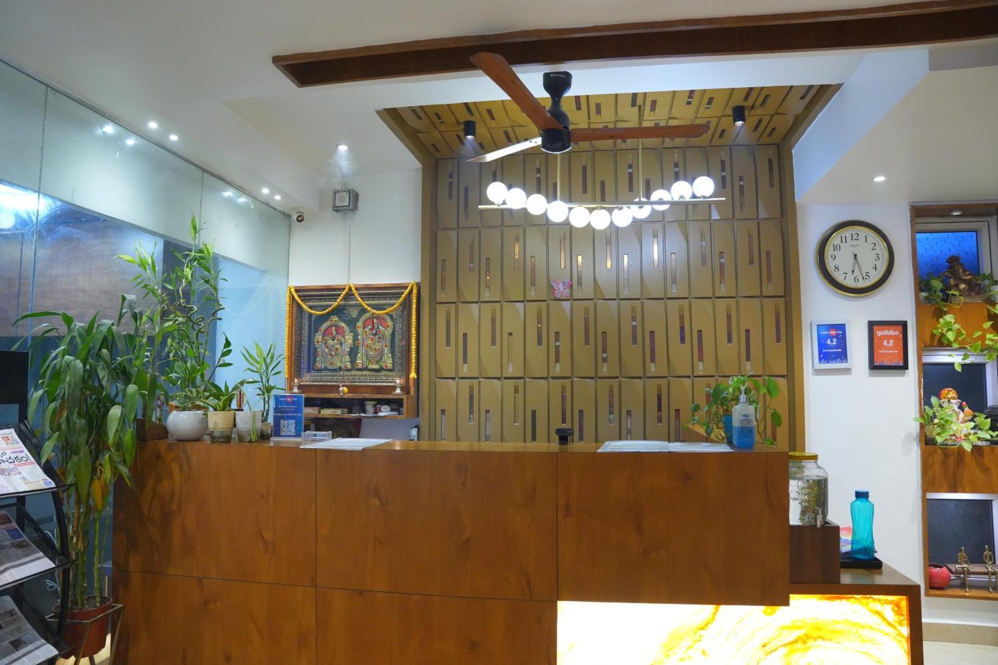 Kvp Golden Inn تيروباتي المظهر الخارجي الصورة